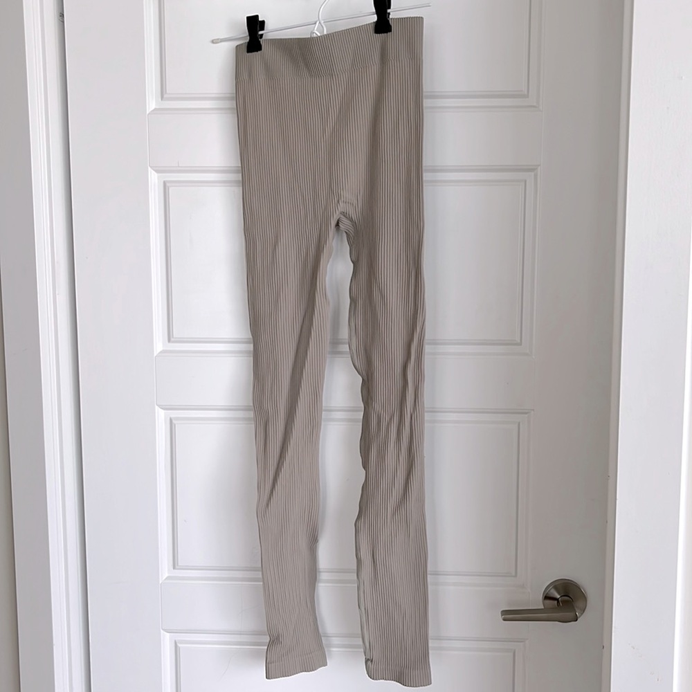 Aritzia Babaton - balsam seamless leggings (ribbed, cream)